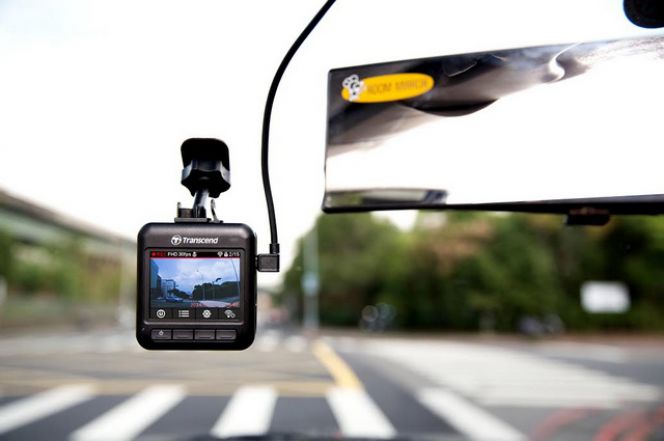 Inilah tampilan dari car video recorder besutan Transcend, DriverPro 200 saat digantung di bagian depan mobil.