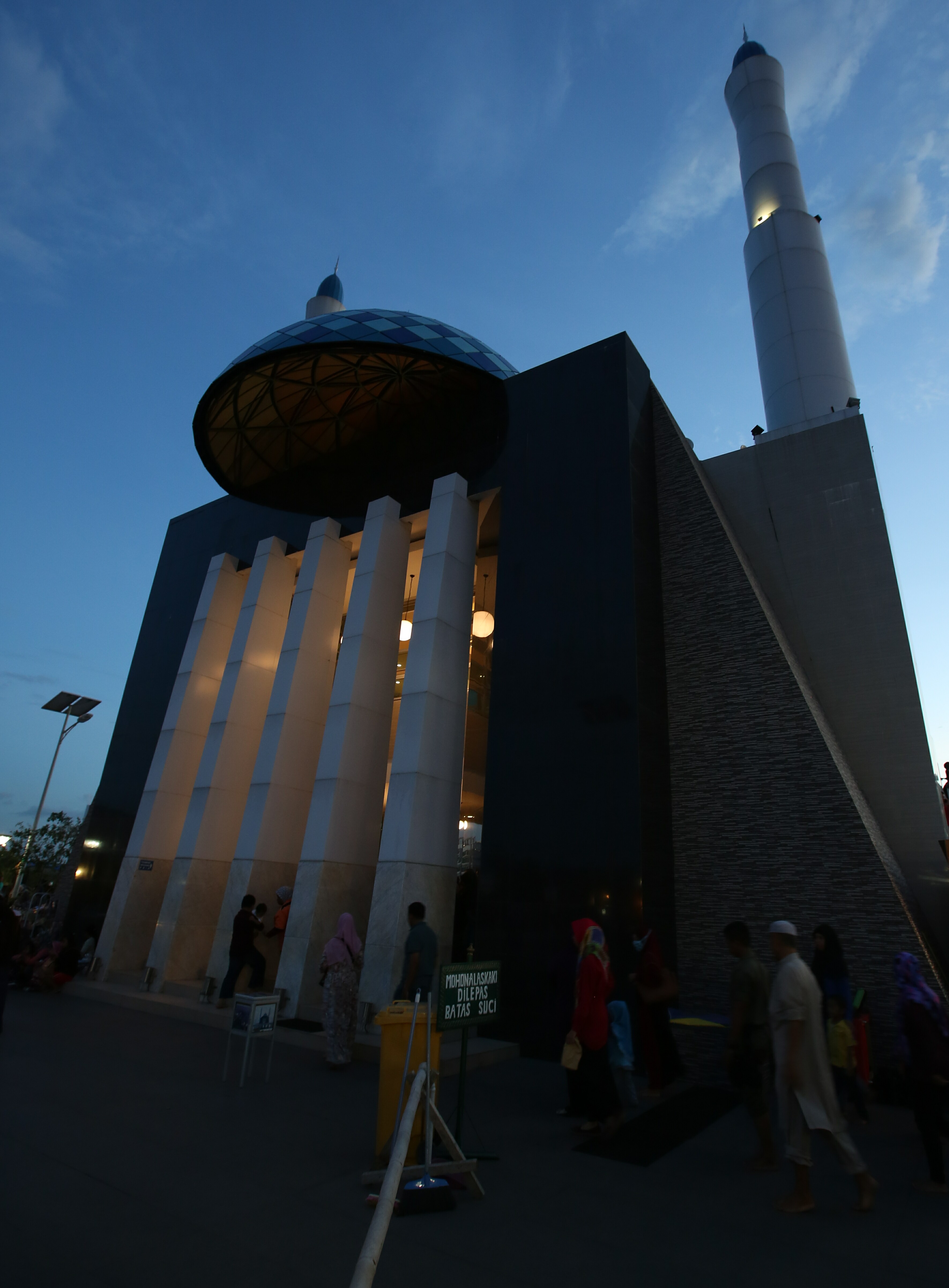 Makassar - Merdeka.com  FOTO: Senja di Masjid Terapung Losari