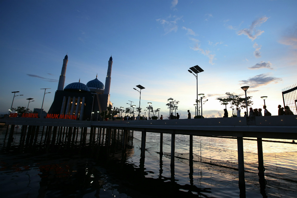 Makassar Merdeka com FOTO Senja di Masjid Terapung Losari