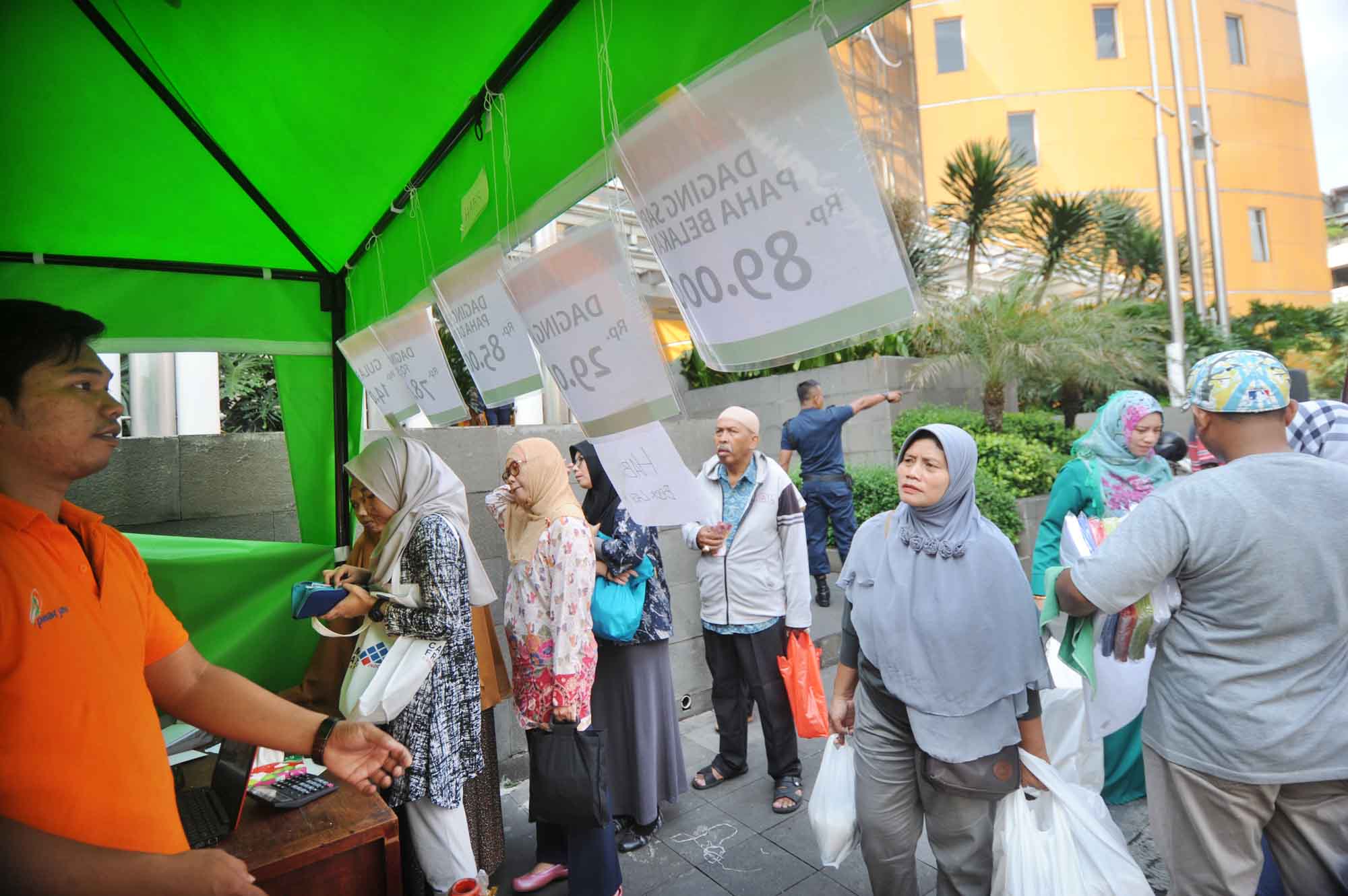 Warga Serbu Operasi Pasar  Money.id