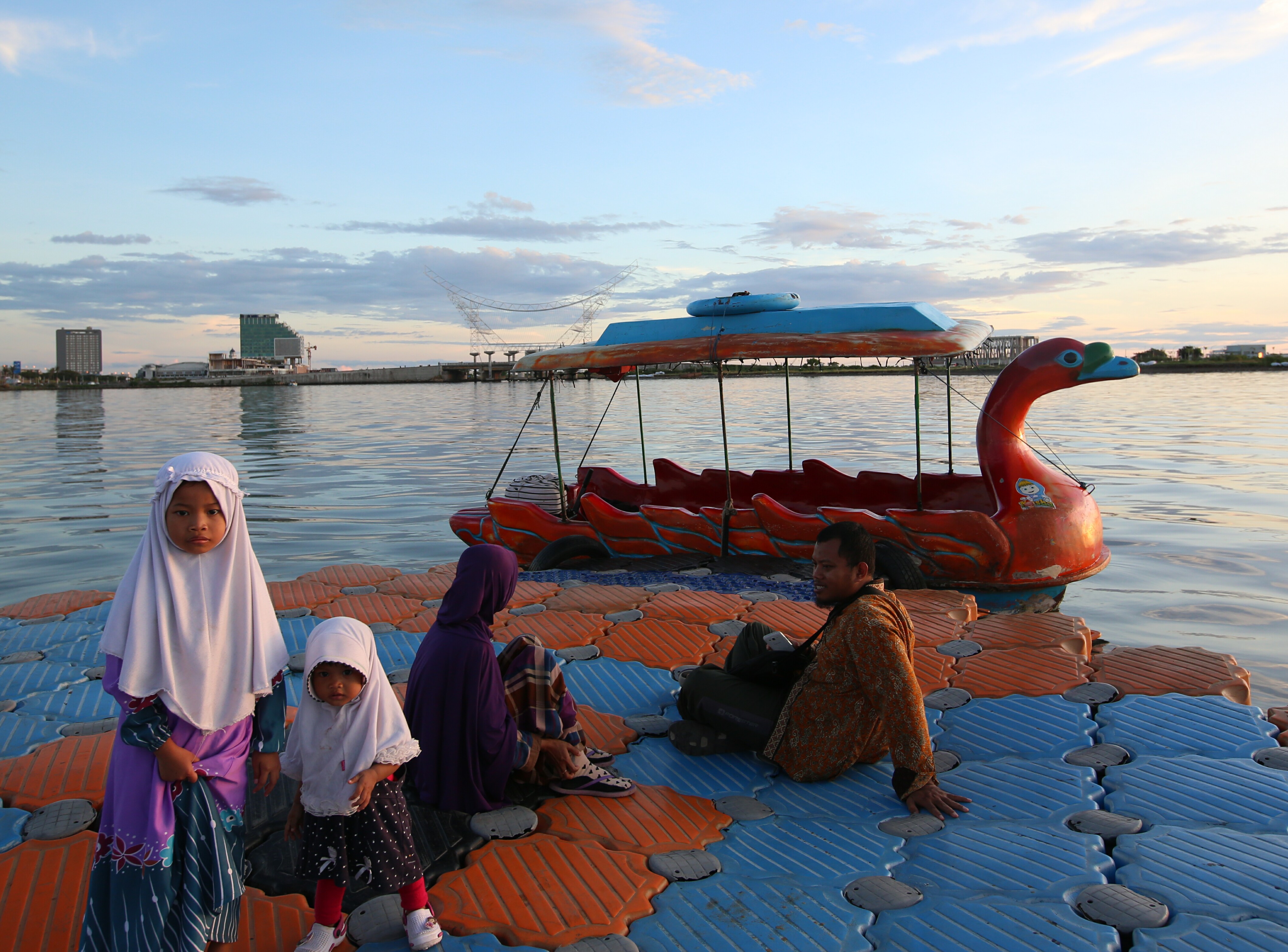 Makassar Merdeka com FOTO Menyambut senja dengan 