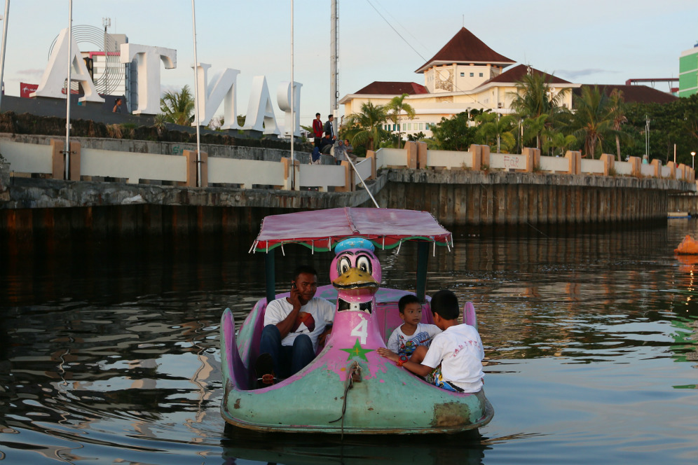 Makassar Merdeka com FOTO Menyambut senja dengan 