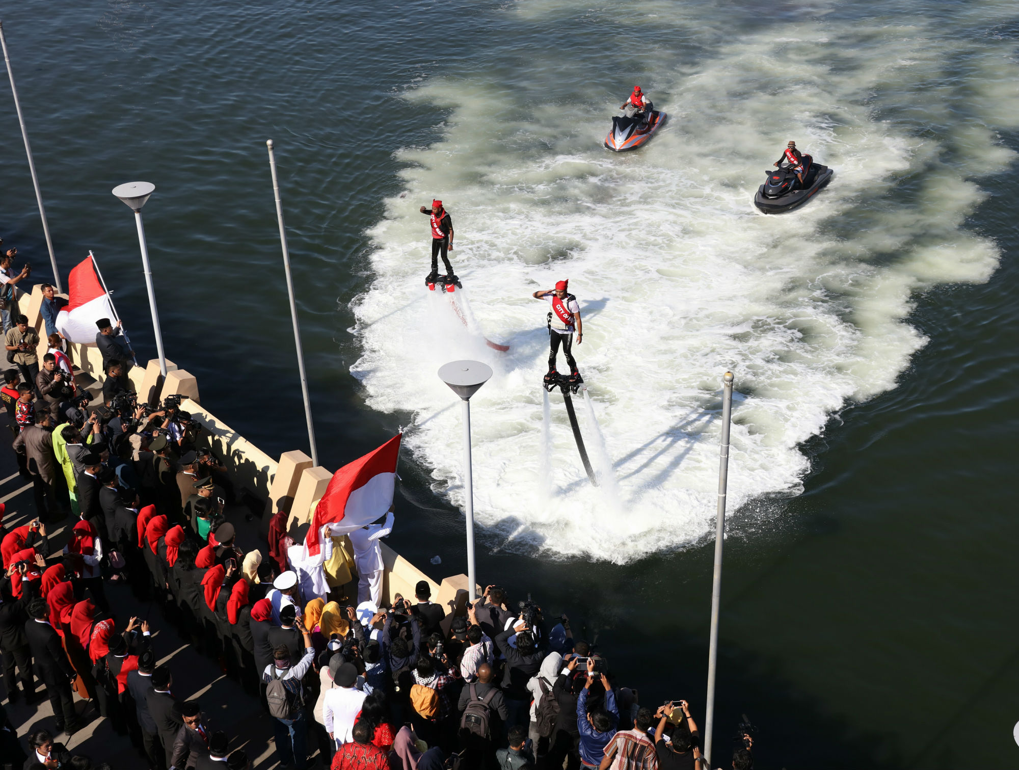 Makassar - Merdeka.com | FOTO: Atraksi flyboard meriahkan ...
