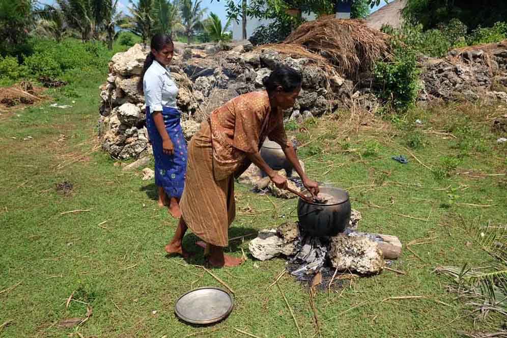 Otonomi  FOTO: Kuburan Batu Tua di Kampung Adat Ratenggaro