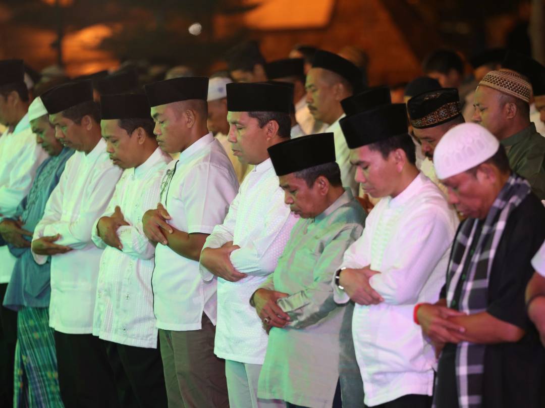 Makassar Merdeka Com Foto Gerakan Salat Subuh Berjamaah Masuki My Xxx