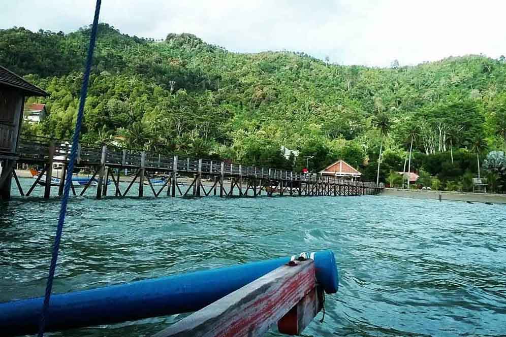 Otonomi  FOTO: Menikmati Pantai Karanggoso dari Jembatan 