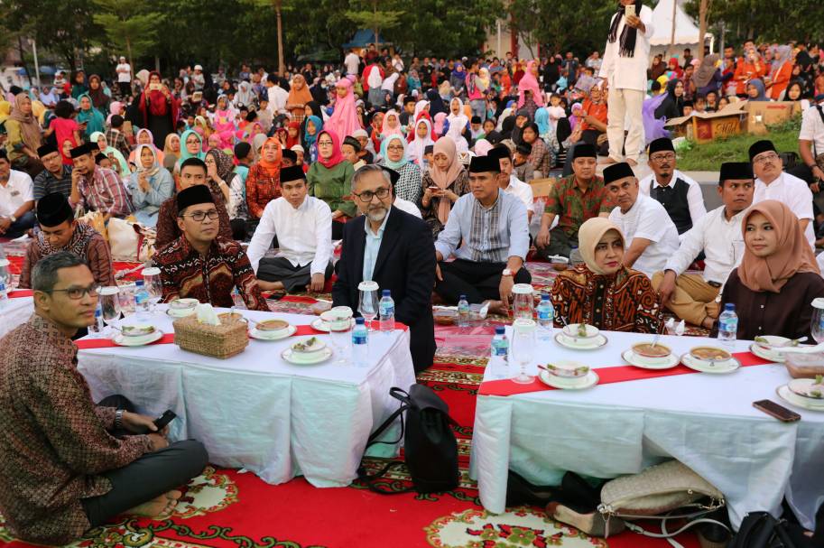 Makassar - Merdeka.com  FOTO: Dubes Inggris buka puasa 