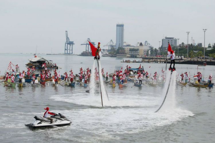 Makassar - Merdeka.com  FOTO: Aksi flyboard kibarkan 