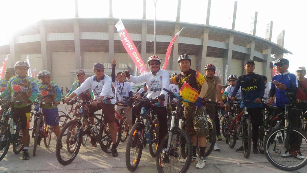 Warga Greseik menyemut saksikan Gowes Pesona Nusantara 2017