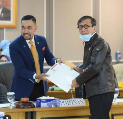 7 Gaya Modis Wakil Ketua Komisi III saat Memimpin Sidang DPR