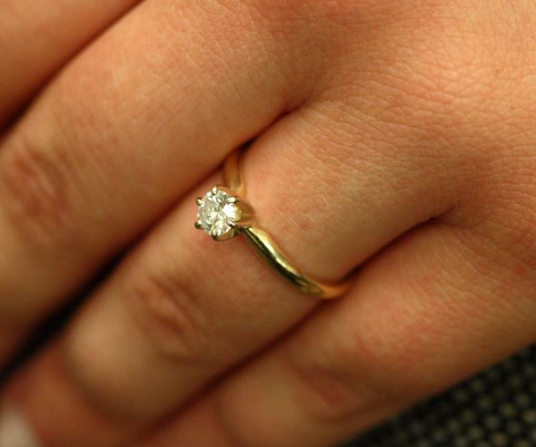 Лопнуло золотое кольцо. Кольцо с бриллиантом на руке. Кольцо с бриллиантом на пальце. Девушка с кольцом на пальце. Кольцо золотое на руке.