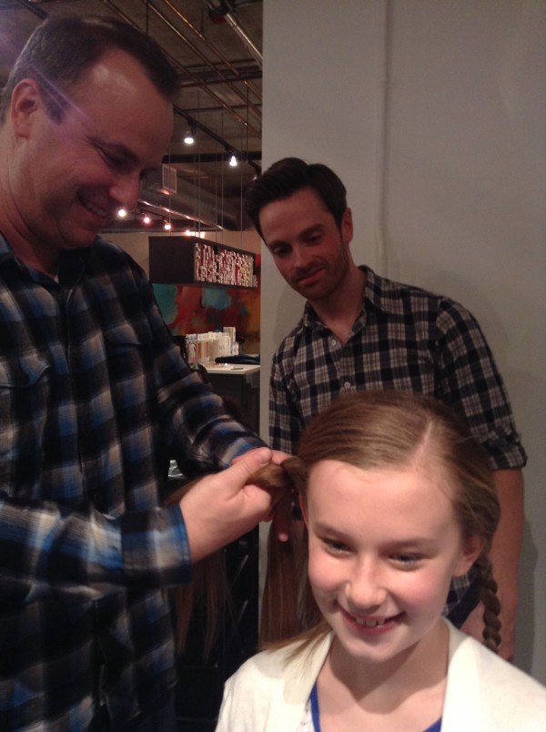 Salon Khusus Ajarkan Para Ayah Cara Ikat Rambut  Anak 
