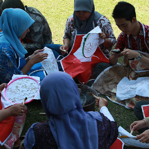 anak jogja muda di batik Jutaan Penghasilan Dapat Rupiah Batik, Melestarikan