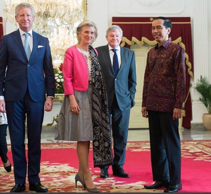 Putri Belgia Itu Nampak Bersahaja dengan Selendang Batik