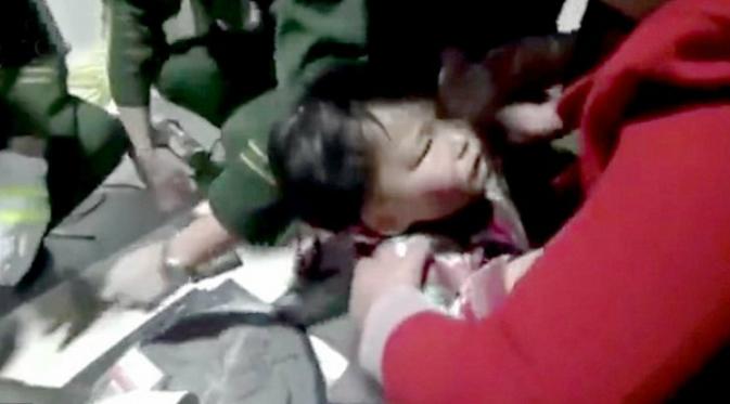 Alamak! Kepala Bocah Ini Terjebak Pipa PVC  Sooperboy.com