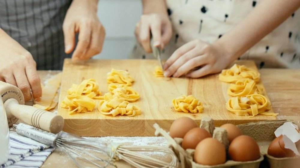 How To Make Pasta From Scratch Without a Machine in 4 Ways trstdly