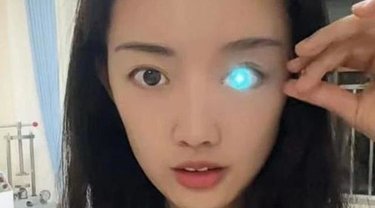Losing an Eye Due to an Accident, This Woman Makes Fake Eyes Like a Robot