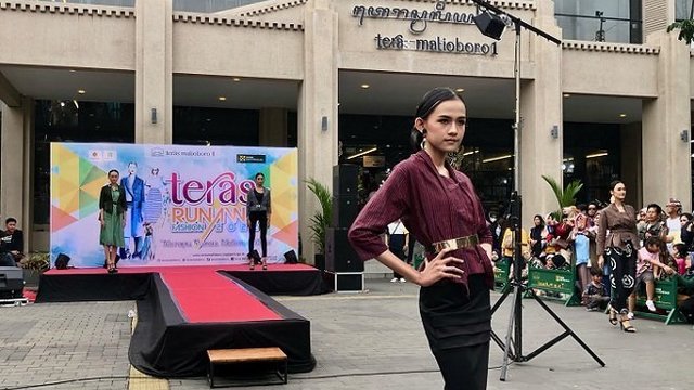 Pakaian Teras Malioboro I Naik Kelas, Diperagakan Model di Runway