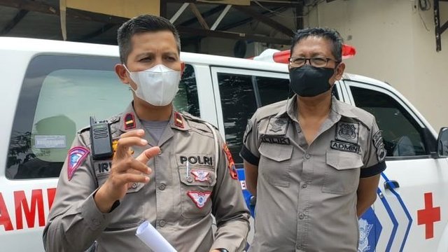 Vios Hantam Tronton Akibat Sopir Mengantuk