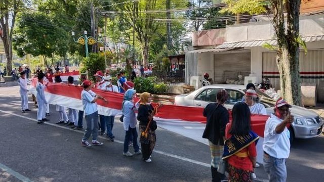 IKASMANSSA Bentangkan Bendera Merah Putih 1 Kilometer