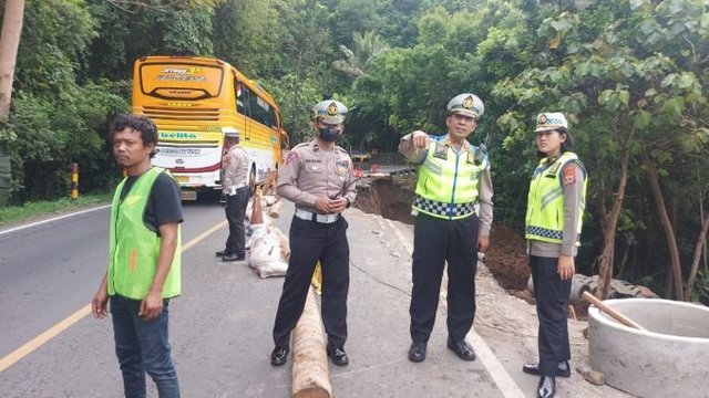 Polisi Rekayasa Arus Jalan Yogyakarta - Wonosari Akibat Longsor