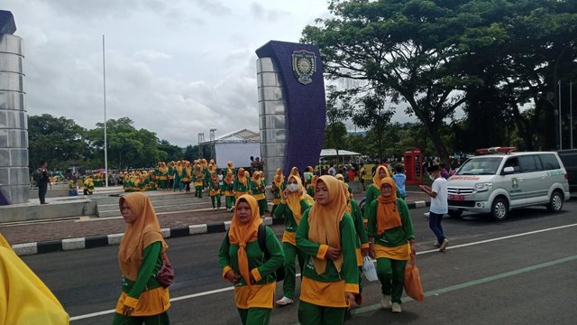 Ribuan Perempuan Fatayat Ikuti Jalan Sehat Hari Santri