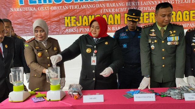 Sabu-Sabu Diblender, Pil Koplo Dimusnahkan