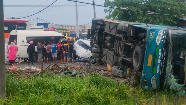 Bus Terguling Timpa Mobil, 7 Orang Luka