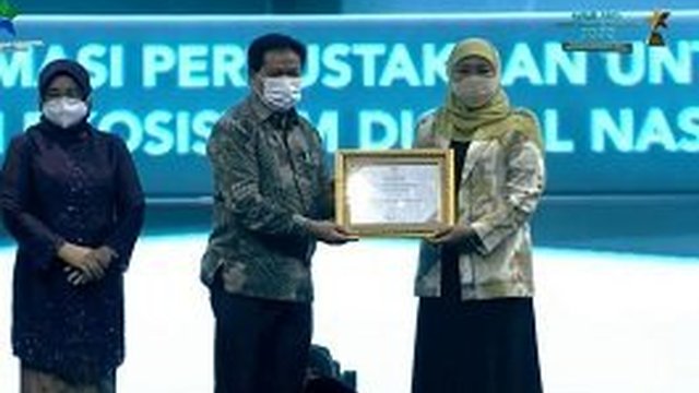 Mentan Syahrul dan Gubernur Khofifah Terima Penghargaan dari Perpustakaan Nasional