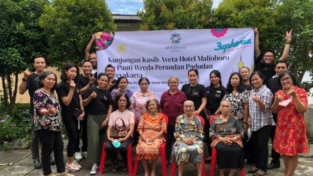 HUT Ke-3 Aveta Berbagi Kasih ke Panti Wreda