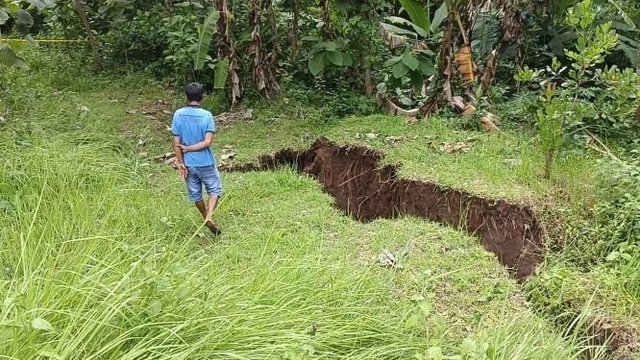 Tanah Retak Sepanjang 500 Meter, Warga Sambeng Waspada