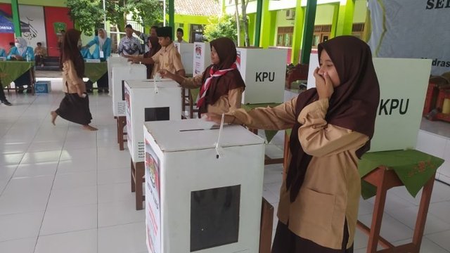 Siswa MTsN 5 Sragen Belajar Demokrasi Lewat Pemilu OSIM