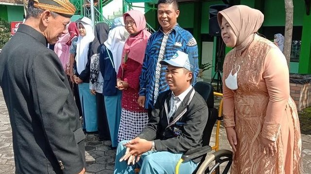 Peringati Hari Guru, Beberapa Siswa Terima Penghargaan
