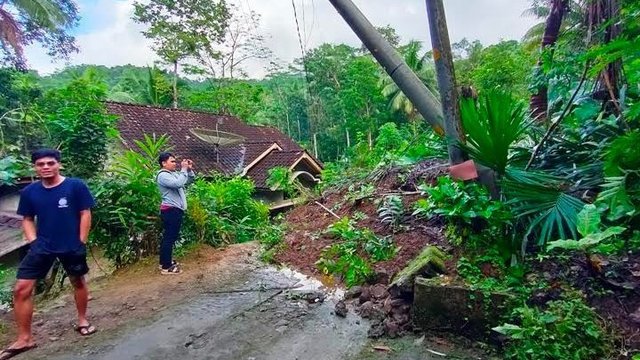 Longsor Tutup Jalan Jalan Magangan - Ngroto