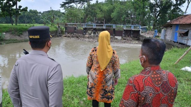 Penuh Sampah, Bupati Sukoharjo Minta Pintu Air Sungai Siluwur Dibersihkan