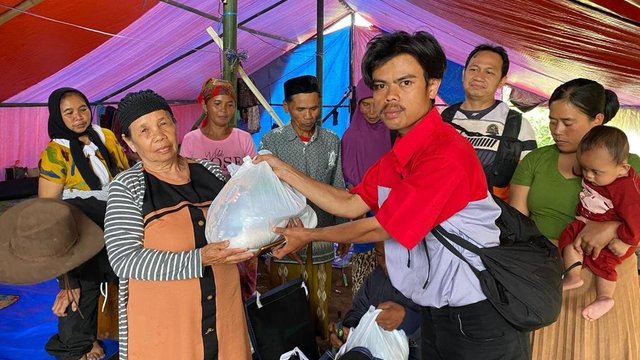JNE Serahkan 3,2 Ton Bantuan ke Pemkab Cianjur