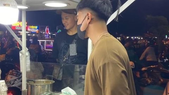 Usai Menikah, Kaesang dan Erina Jajan Santai di Pinggir Jalan Yogyakarta