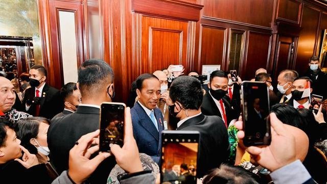 Tiba di Brussels, WNI Sambut Jokowi