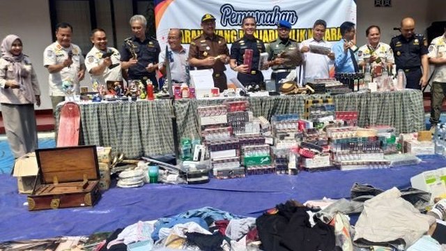 Minuman Keras Sampai Mainan Seks Dimusnahkan