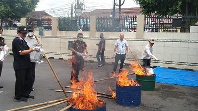 Kejari Purwokerto Musnahkan Barang Bukti Tindak Pidana