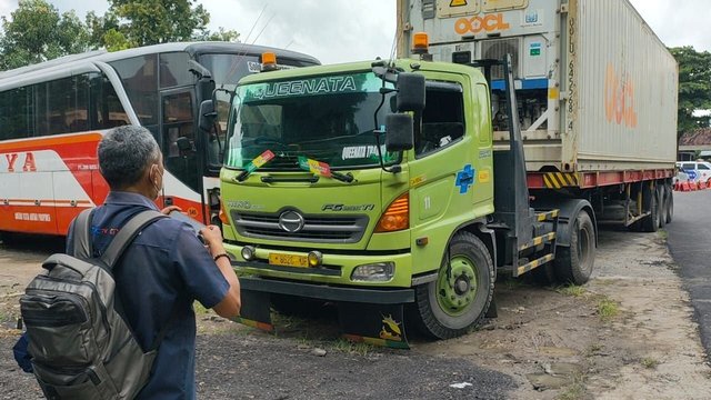 Hindari Lubang Motor Ditabrak Trailer, Dua Anak Tewas