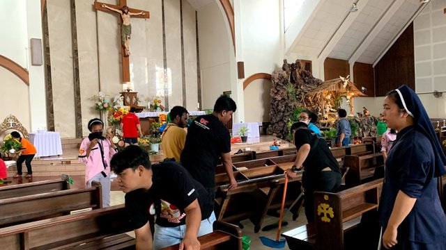 Relawan Ganjar Milenial Center DIY Bersihkan Gereja Hingga Bagi-bagi Parcel