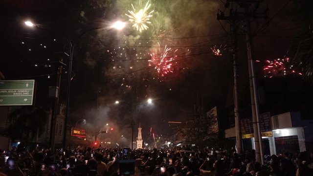 Lautan Manusia Saksikan Pesta Kembang Api di Sejumlah Titik di Yogya
