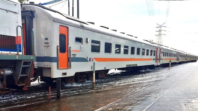 Banjir Di Semarang Menyusut, Perjalanan KA Kembali Normal