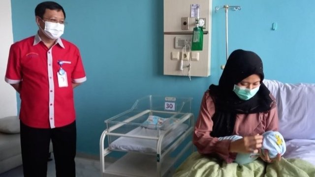 Terjebak Kemacetan Banjir di Kudus, Perempuan Hamil Lahirkan Bayi dalam Mobil