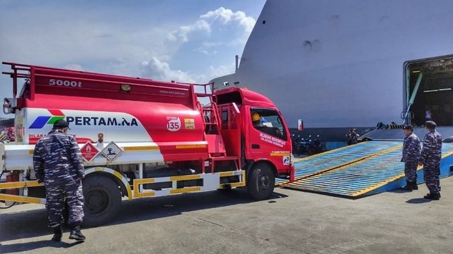 Pertamina Kirim BBM ke Karimunjawa dengan Kapal Perang TNI AL