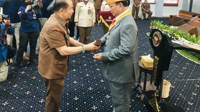 LVRI Anugerahkan Bintang LVRI Kepada Menhan Prabowo Subianto
