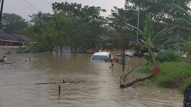 Tanggul Jebol, Banjir Rendam Perum Dinar Meteseh Semarang