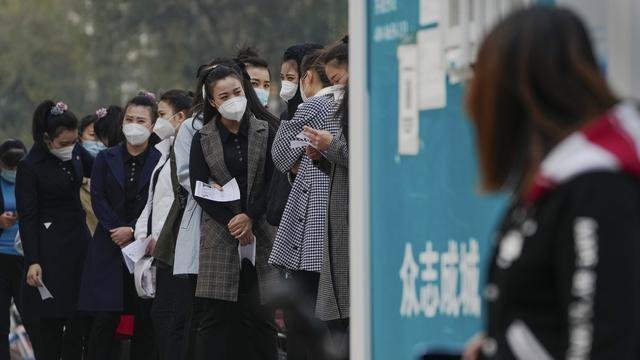 COVID-19 Mengganas, China Imbau Warga Kurangi Mudik Imlek