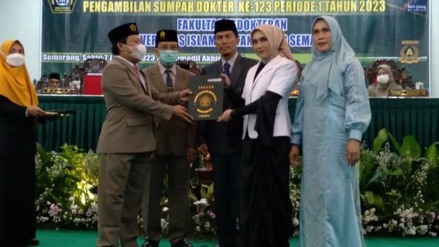 FK Unissula Ambil Sumpah 30 Dokter Baru